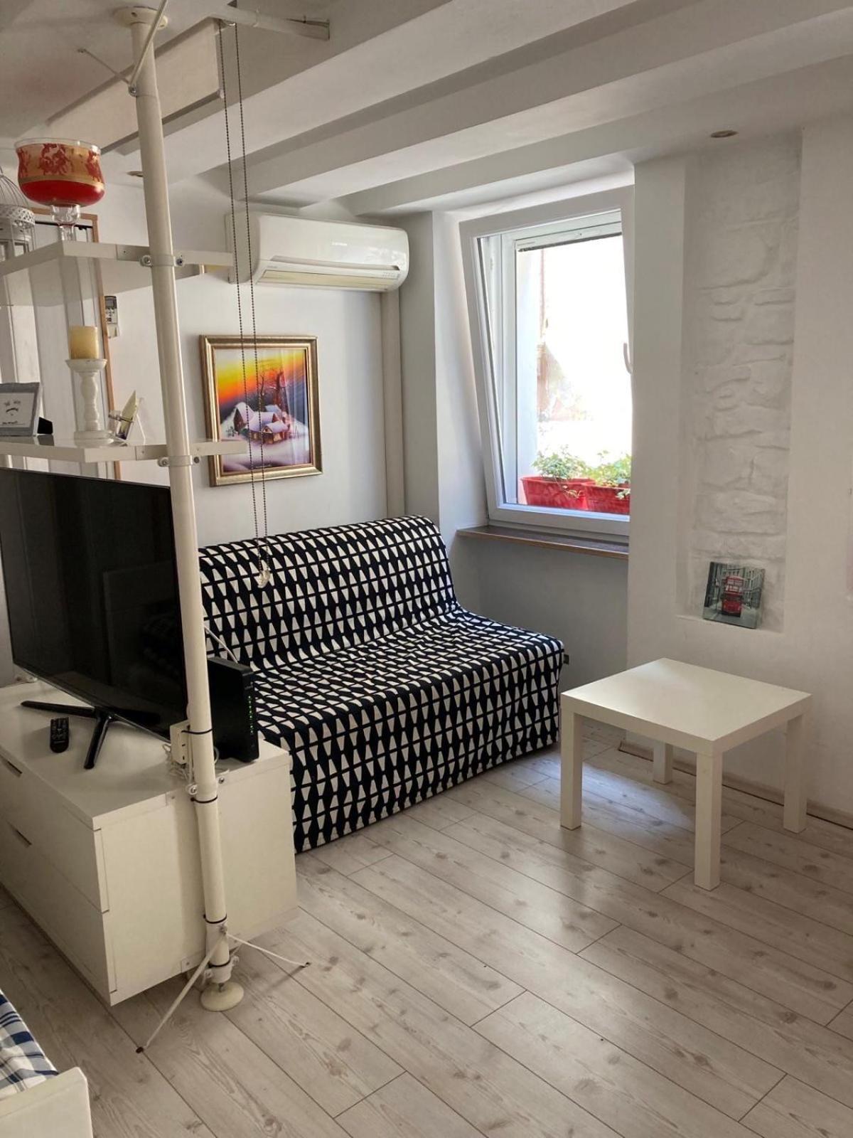 Apartman Luca Apartment ไพราน ภายนอก รูปภาพ