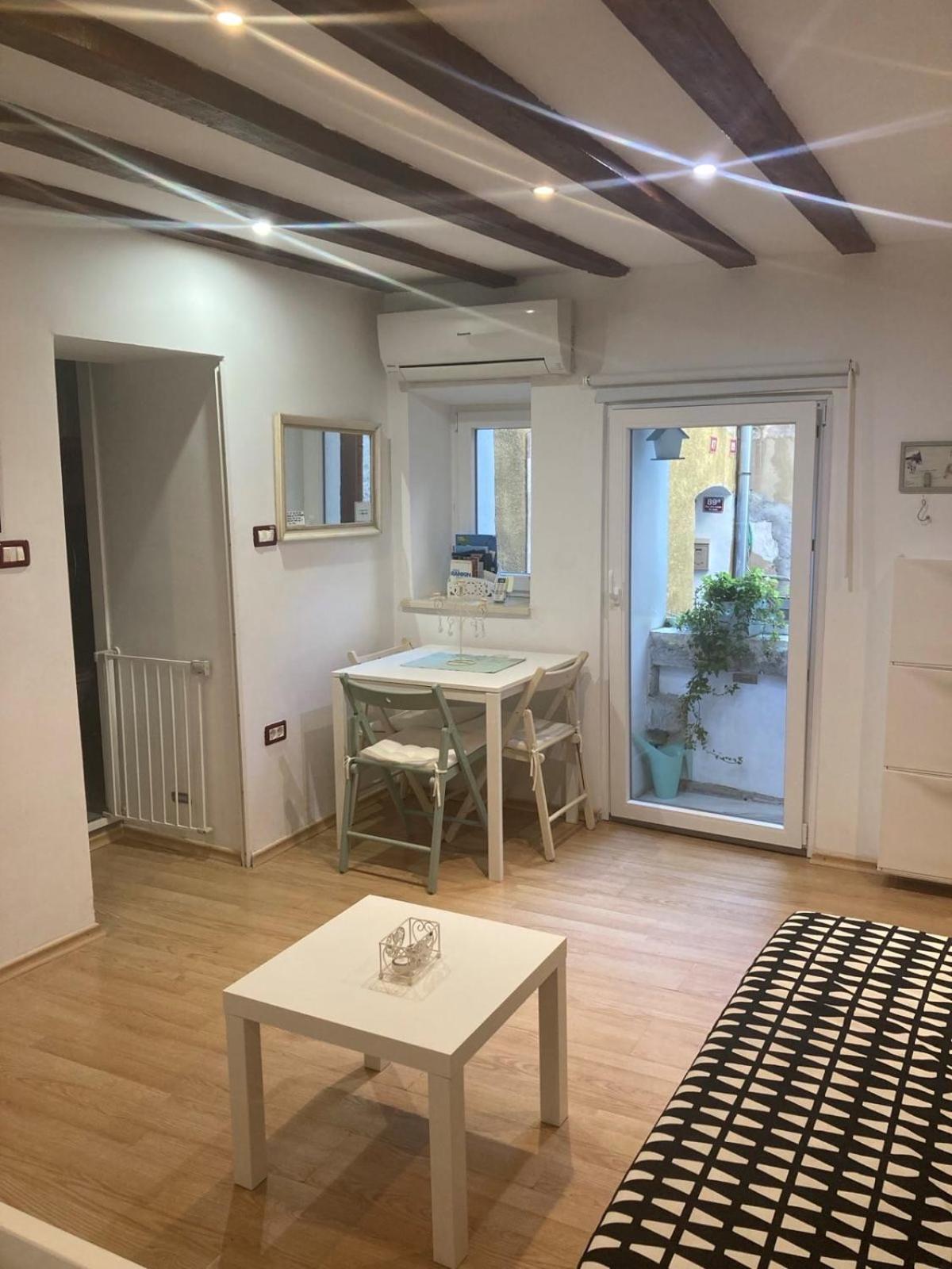Apartman Luca Apartment ไพราน ภายนอก รูปภาพ
